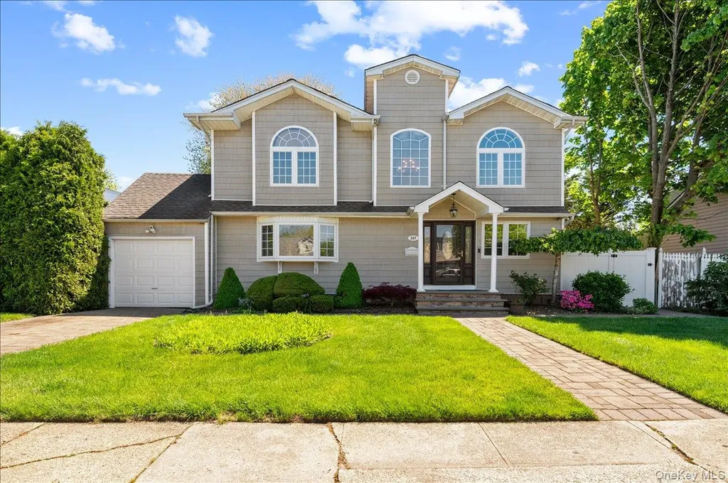 157 Manor Street Plainview NY 11803