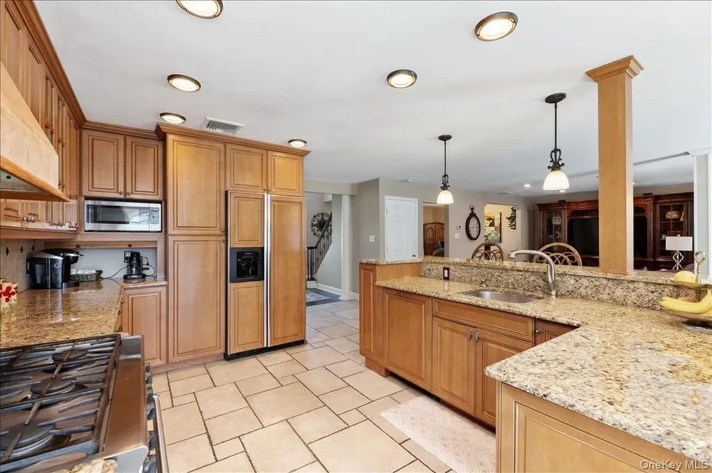 157 Manor Street Plainview NY 11803