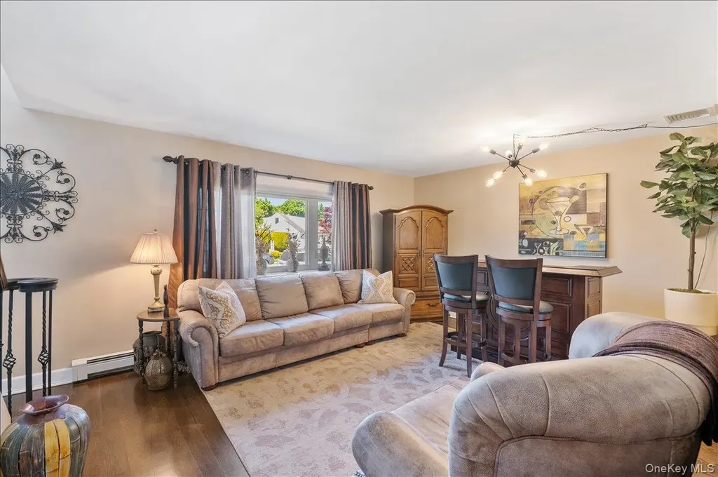 157 Manor Street Plainview NY 11803