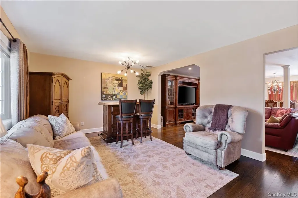 157 Manor Street Plainview NY 11803