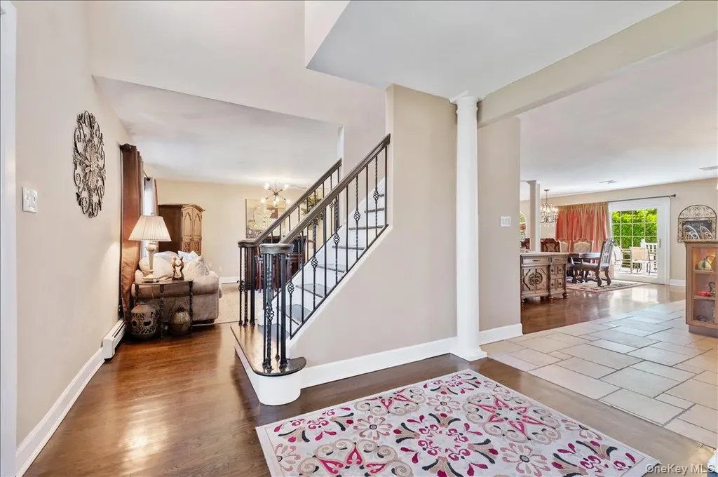 157 Manor Street Plainview NY 11803