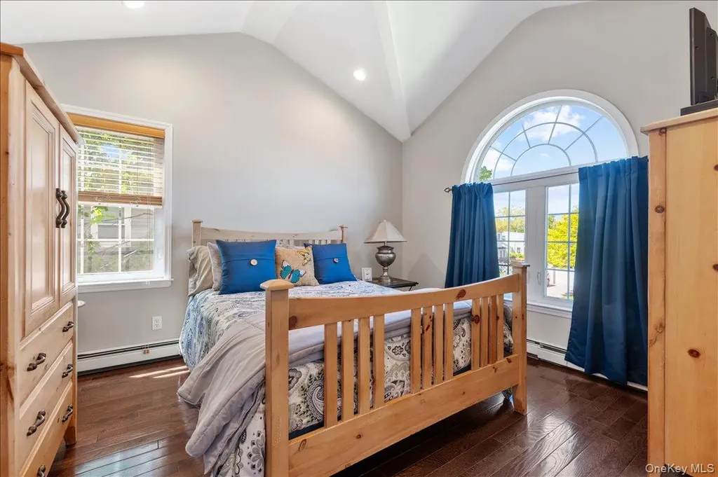 157 Manor Street Plainview NY 11803