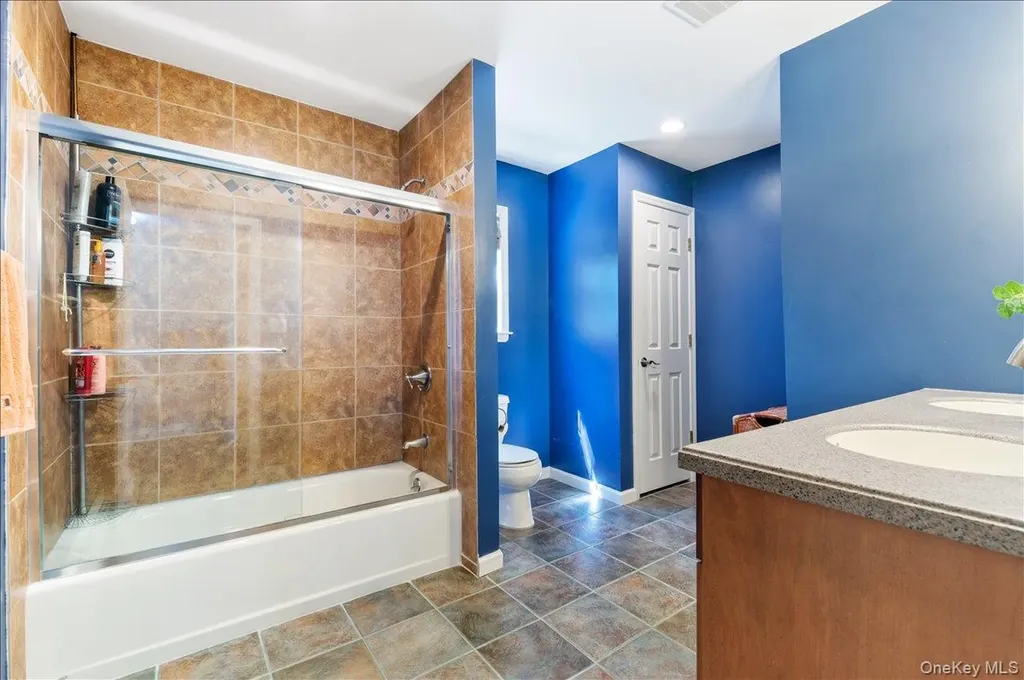 157 Manor Street Plainview NY 11803
