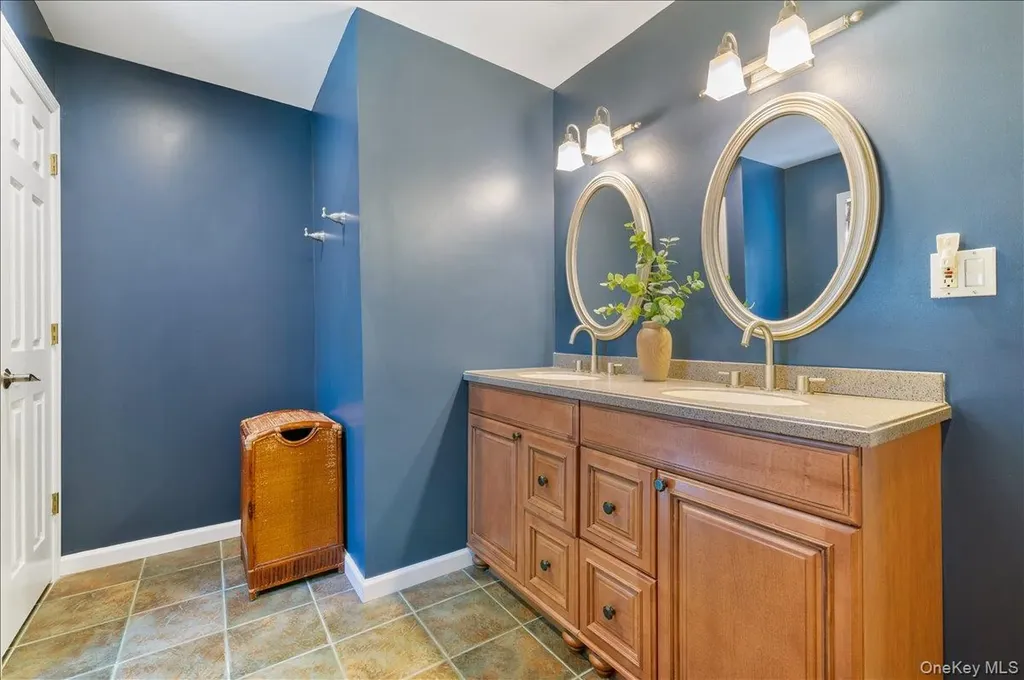 157 Manor Street Plainview NY 11803