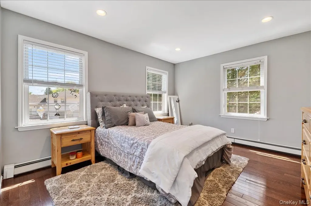 157 Manor Street Plainview NY 11803