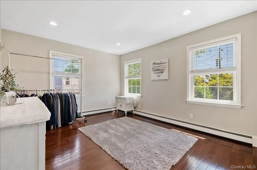 157 Manor Street Plainview NY 11803