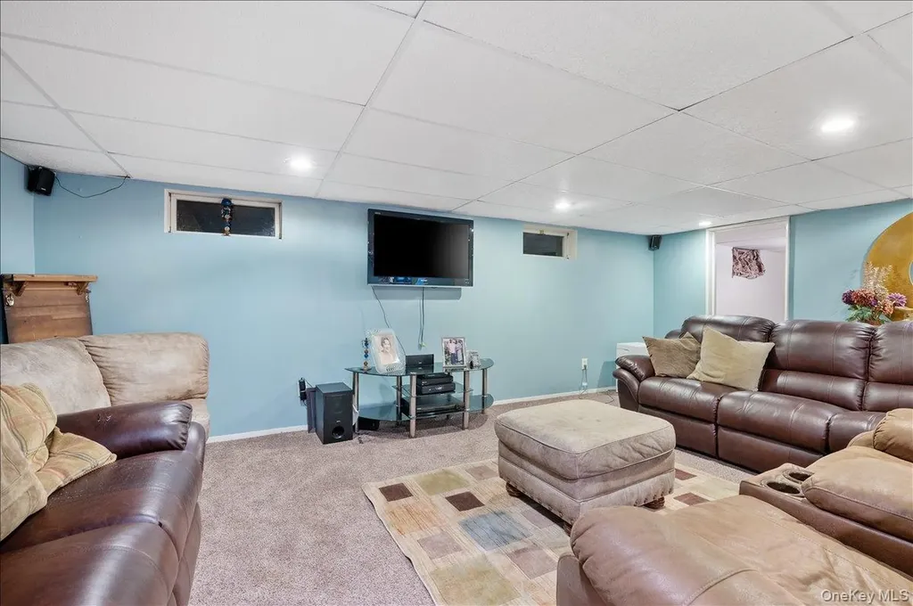157 Manor Street Plainview NY 11803