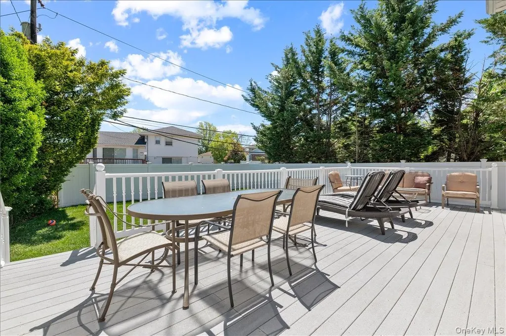 157 Manor Street Plainview NY 11803