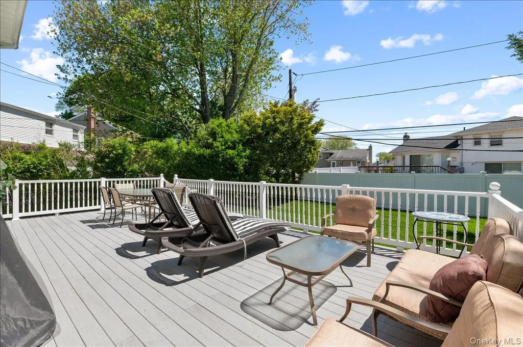 157 Manor Street Plainview NY 11803