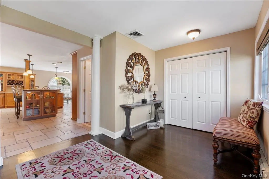 157 Manor Street Plainview NY 11803