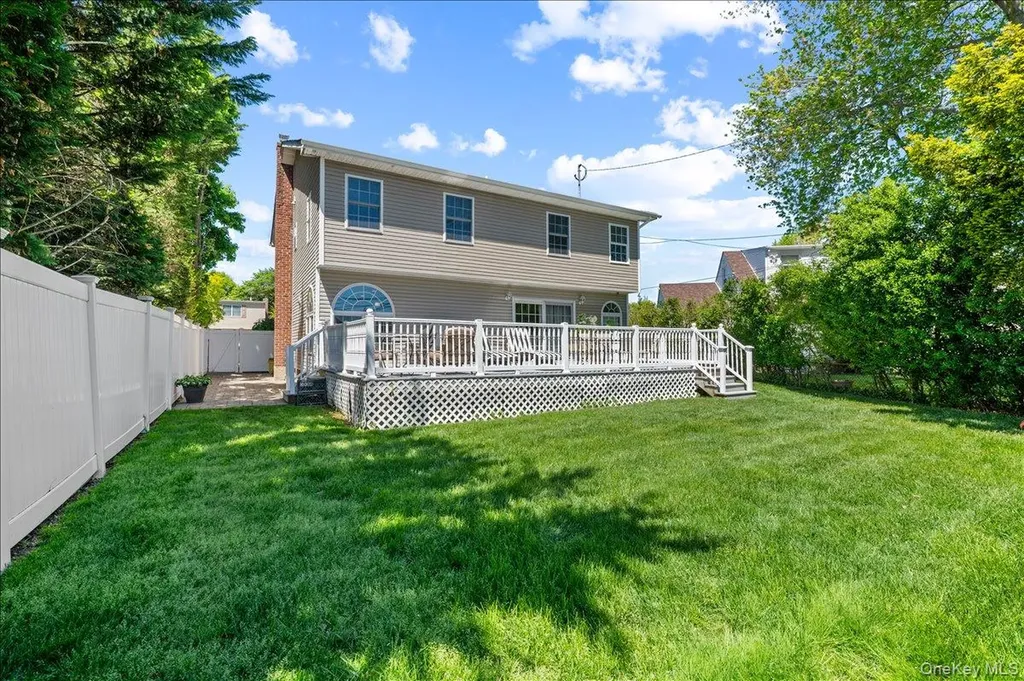 157 Manor Street Plainview NY 11803