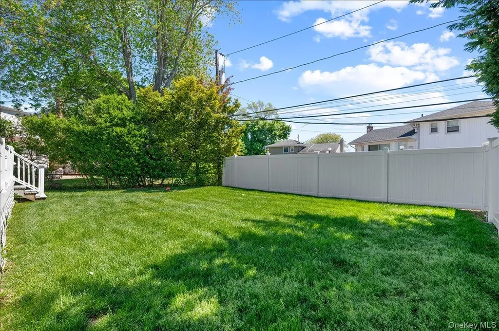 157 Manor Street Plainview NY 11803