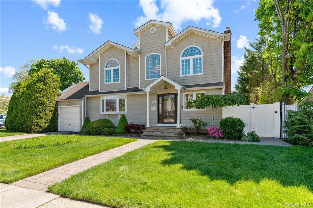 157 Manor Street Plainview NY 11803