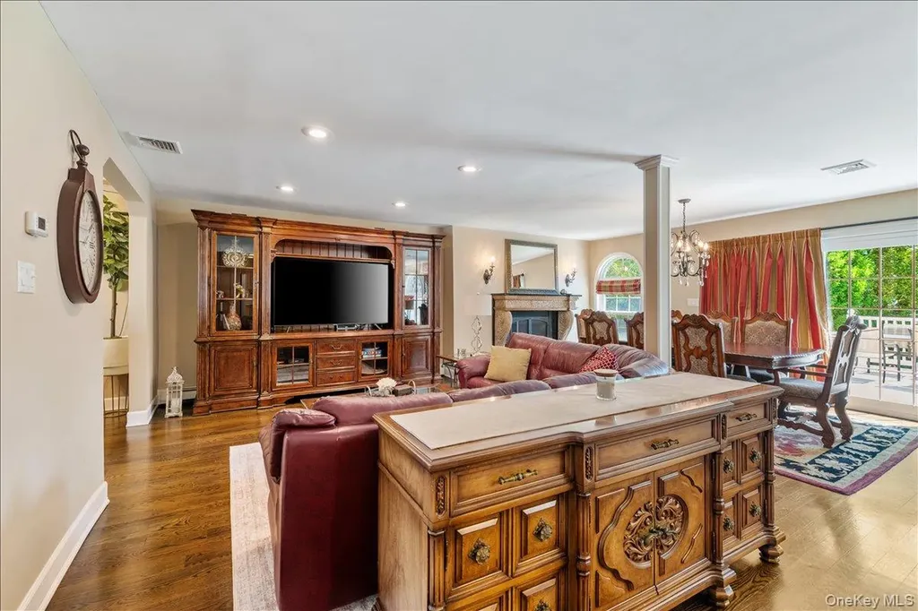 157 Manor Street Plainview NY 11803