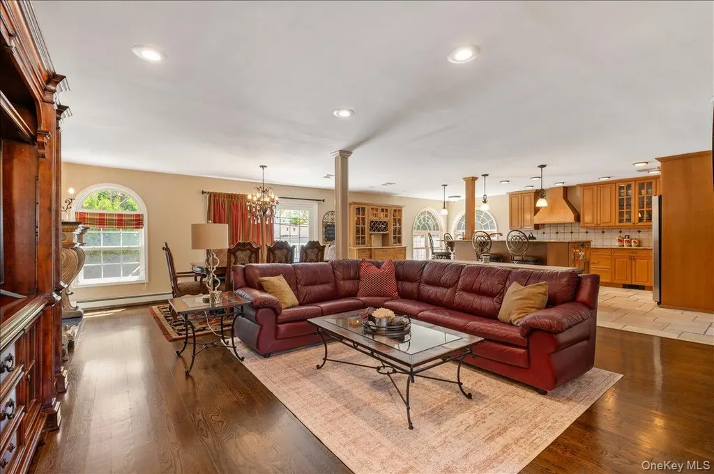 157 Manor Street Plainview NY 11803