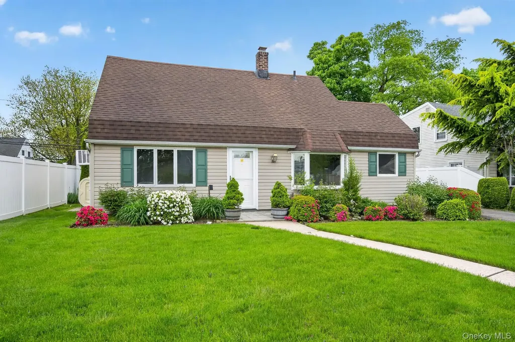 37 Silver Lane Levittown NY 11756
