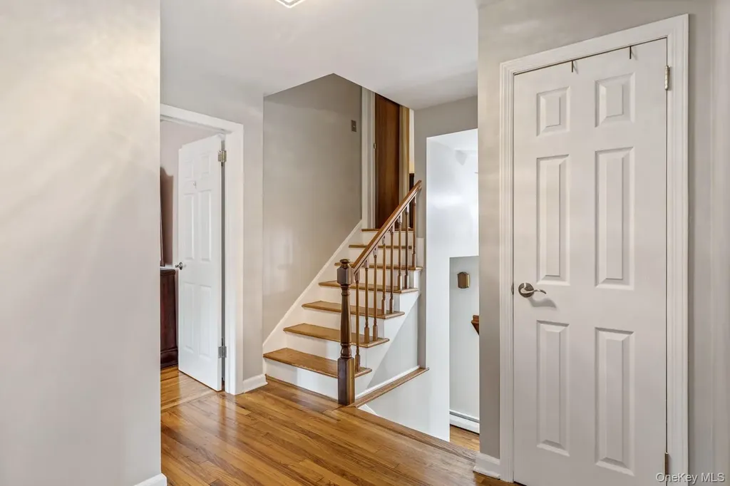 15 Royal Way New Hyde Park NY 11040