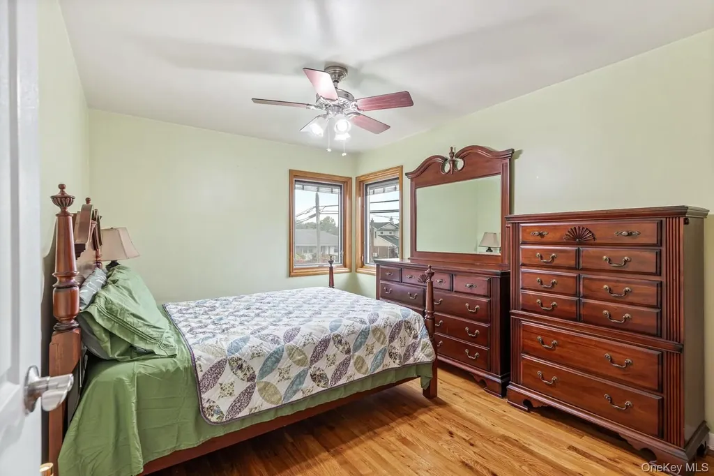 15 Royal Way New Hyde Park NY 11040