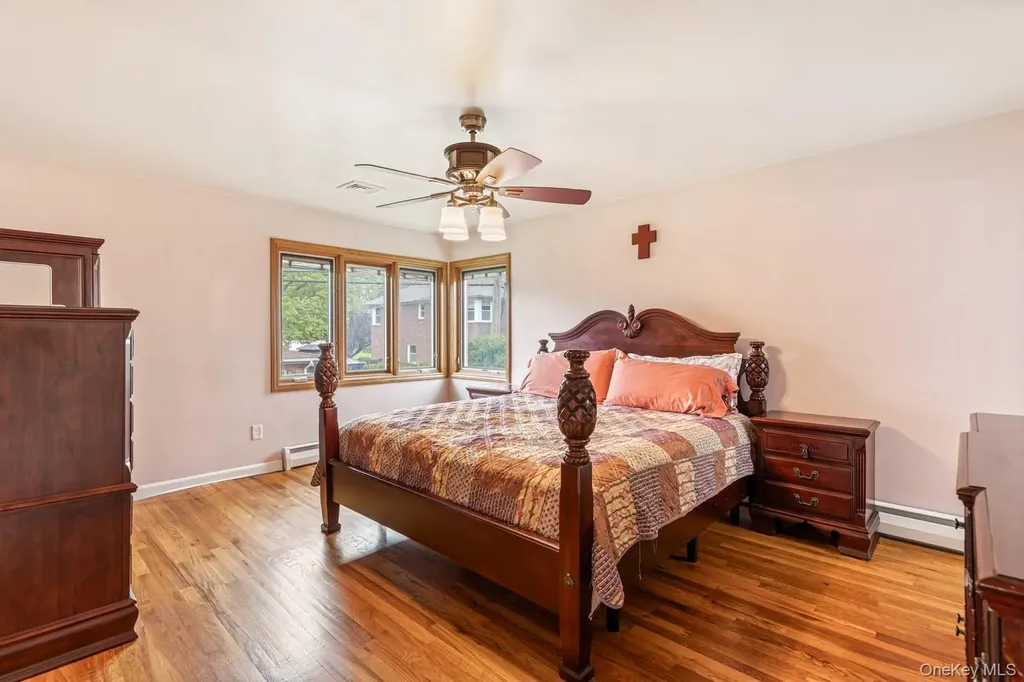 15 Royal Way New Hyde Park NY 11040