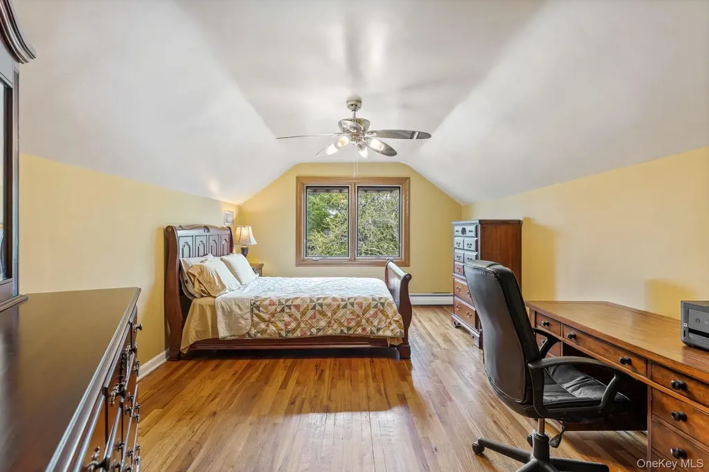 15 Royal Way New Hyde Park NY 11040