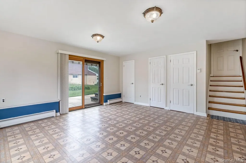 15 Royal Way New Hyde Park NY 11040