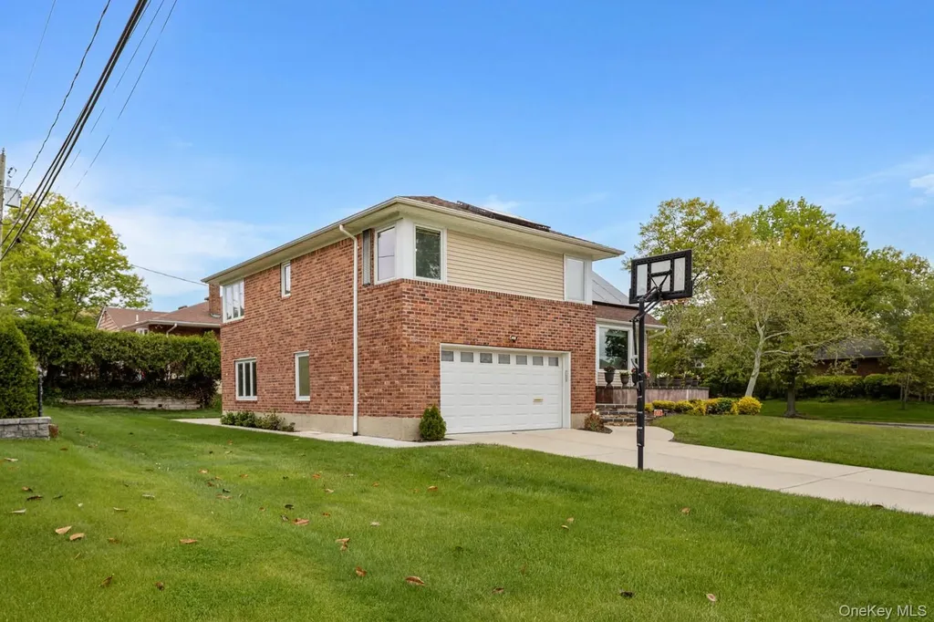 15 Royal Way New Hyde Park NY 11040