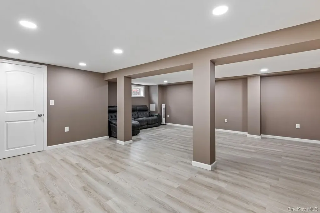 15 Royal Way New Hyde Park NY 11040