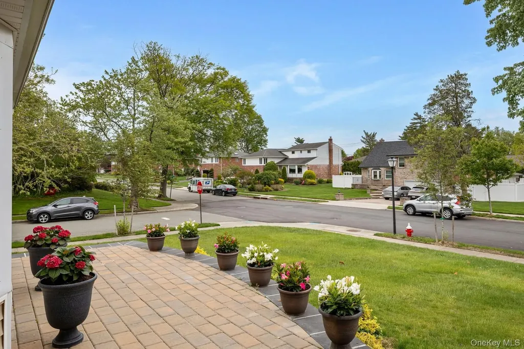 15 Royal Way New Hyde Park NY 11040