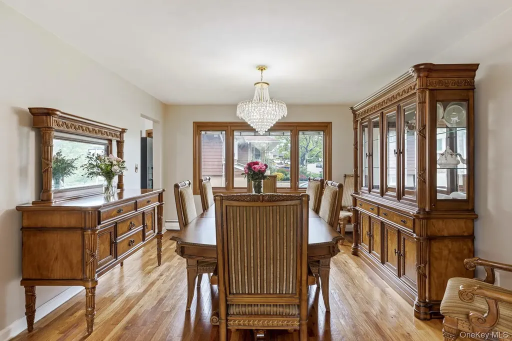 15 Royal Way New Hyde Park NY 11040