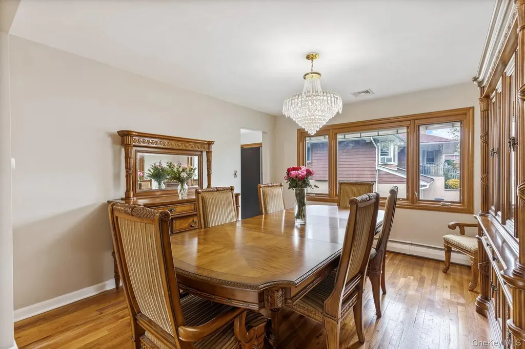 15 Royal Way New Hyde Park NY 11040