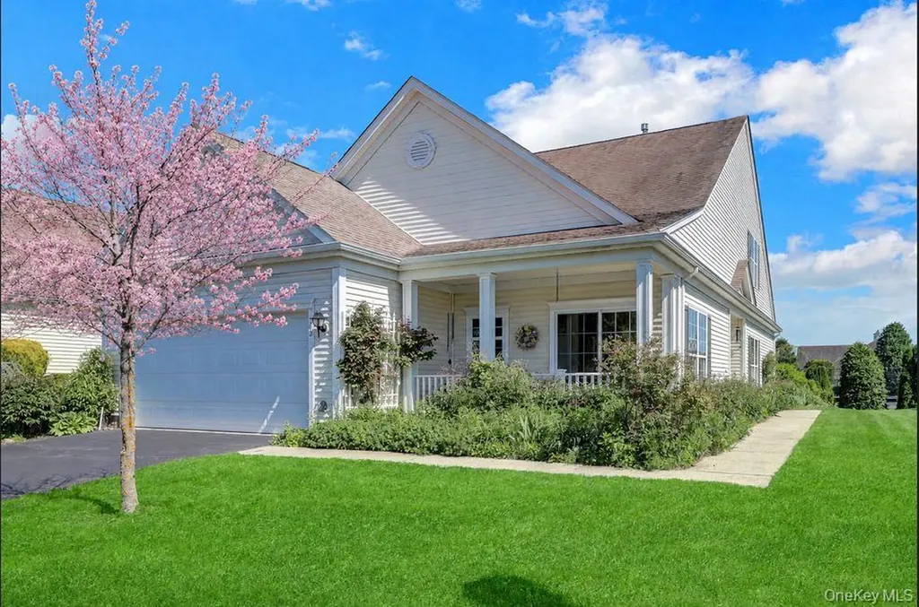 10 Louden Loop Mount Sinai NY 11766