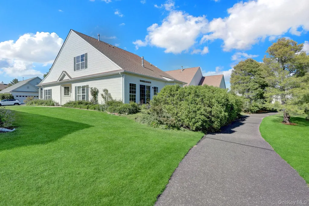 10 Louden Loop Mount Sinai NY 11766