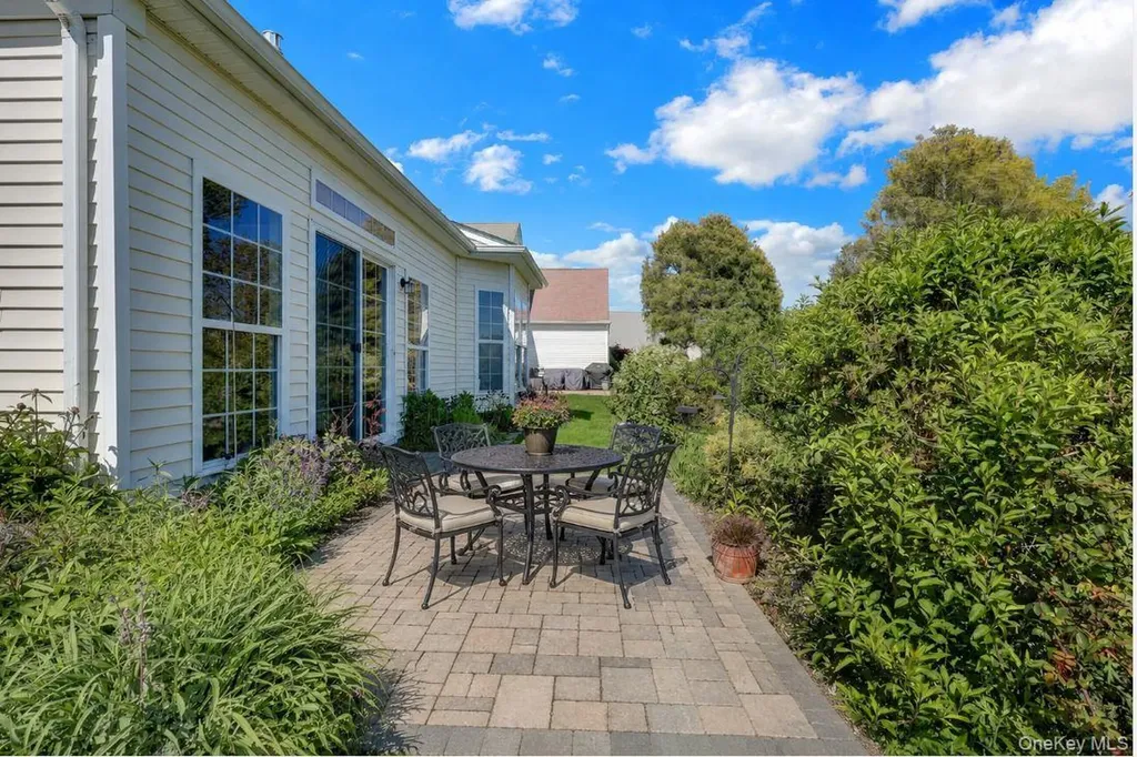 10 Louden Loop Mount Sinai NY 11766