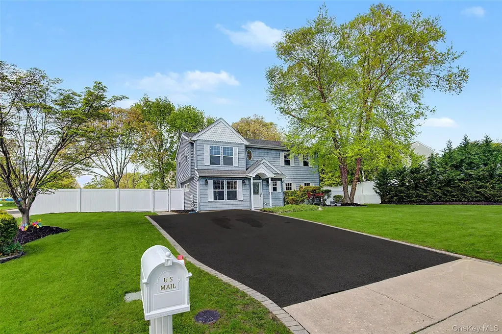 6 Lyons Lane Coram NY 11727