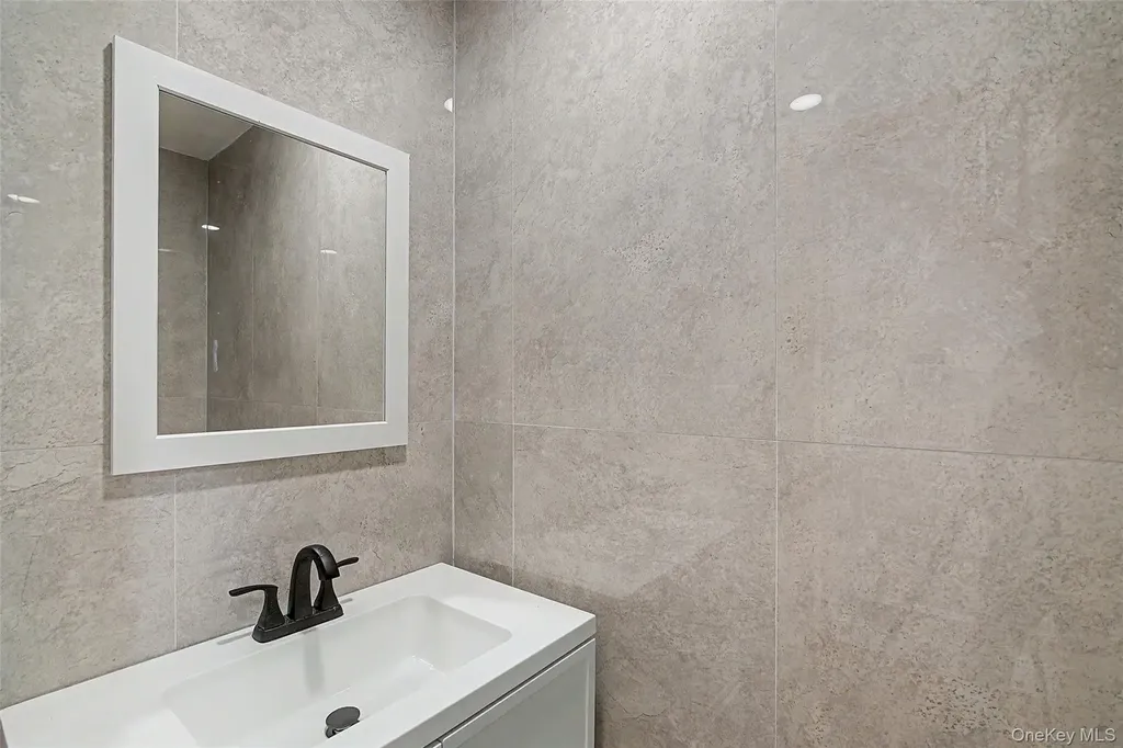 6 Lyons Lane Coram NY 11727