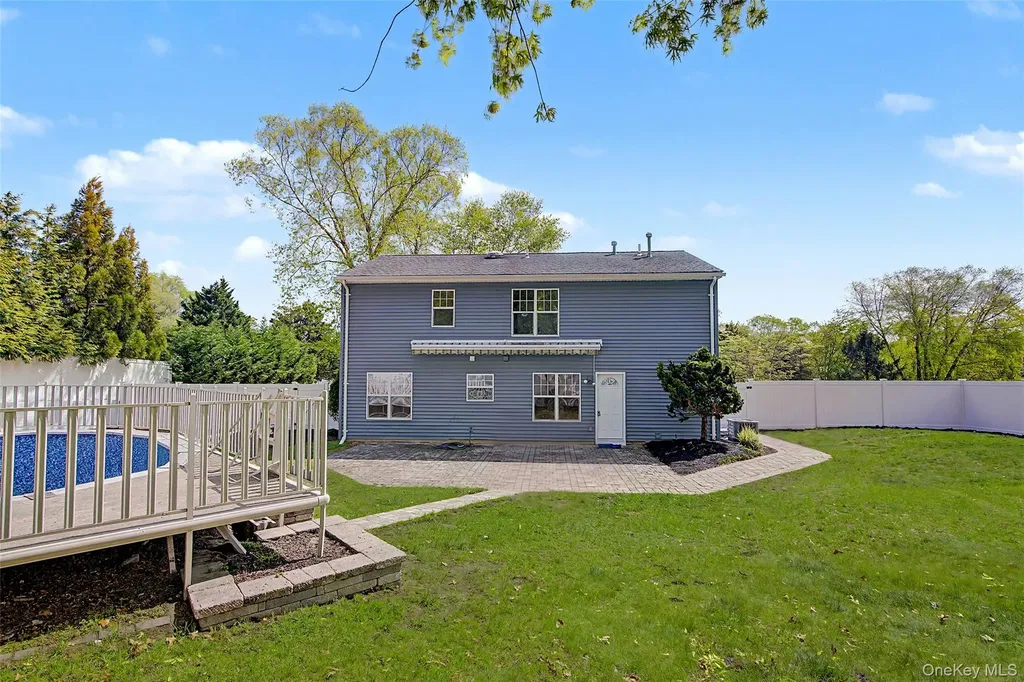 6 Lyons Lane Coram NY 11727