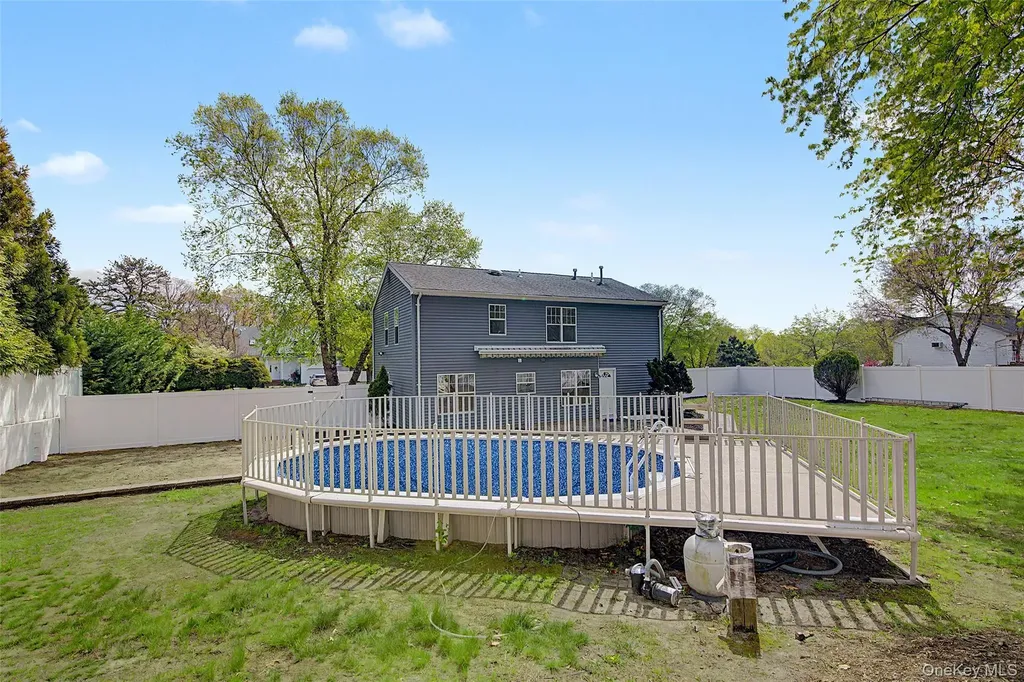 6 Lyons Lane Coram NY 11727