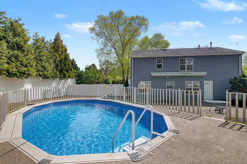 6 Lyons Lane Coram NY 11727