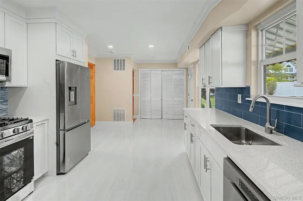 6 Lyons Lane Coram NY 11727