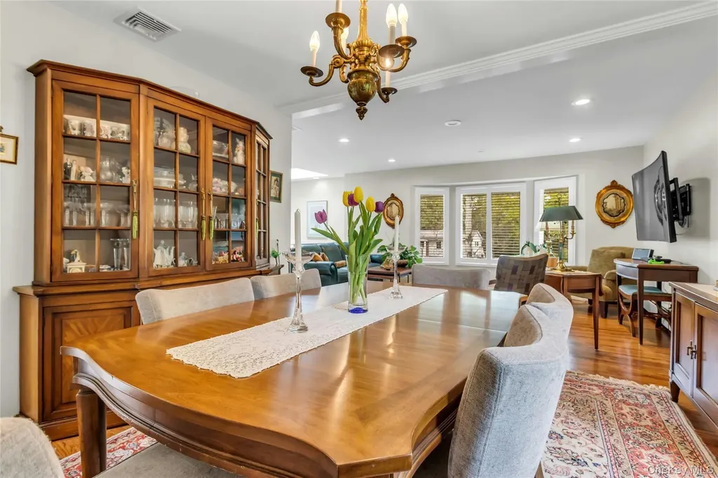 28 Penguin Lane Commack NY 11725