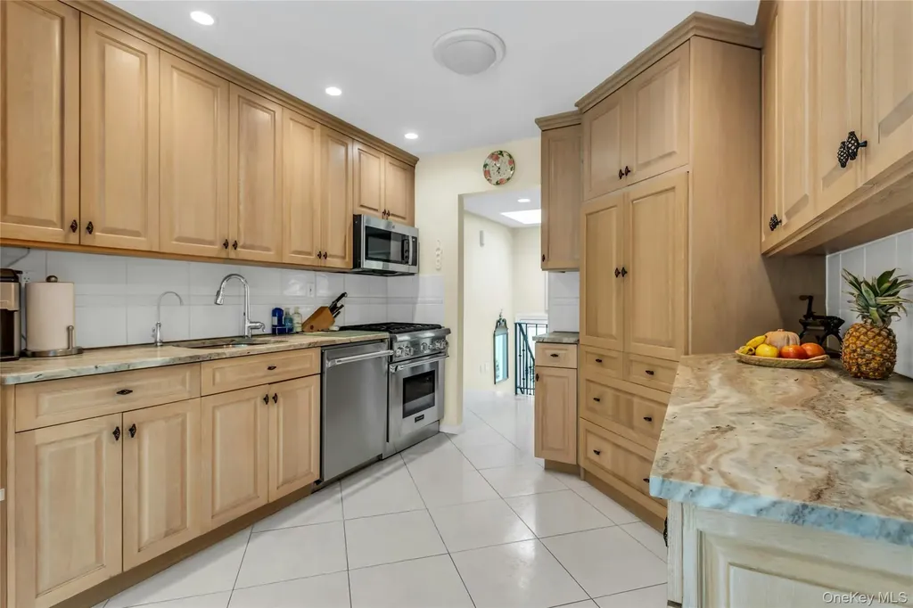 28 Penguin Lane Commack NY 11725