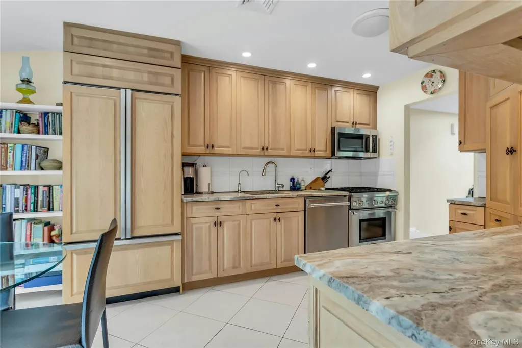 28 Penguin Lane Commack NY 11725