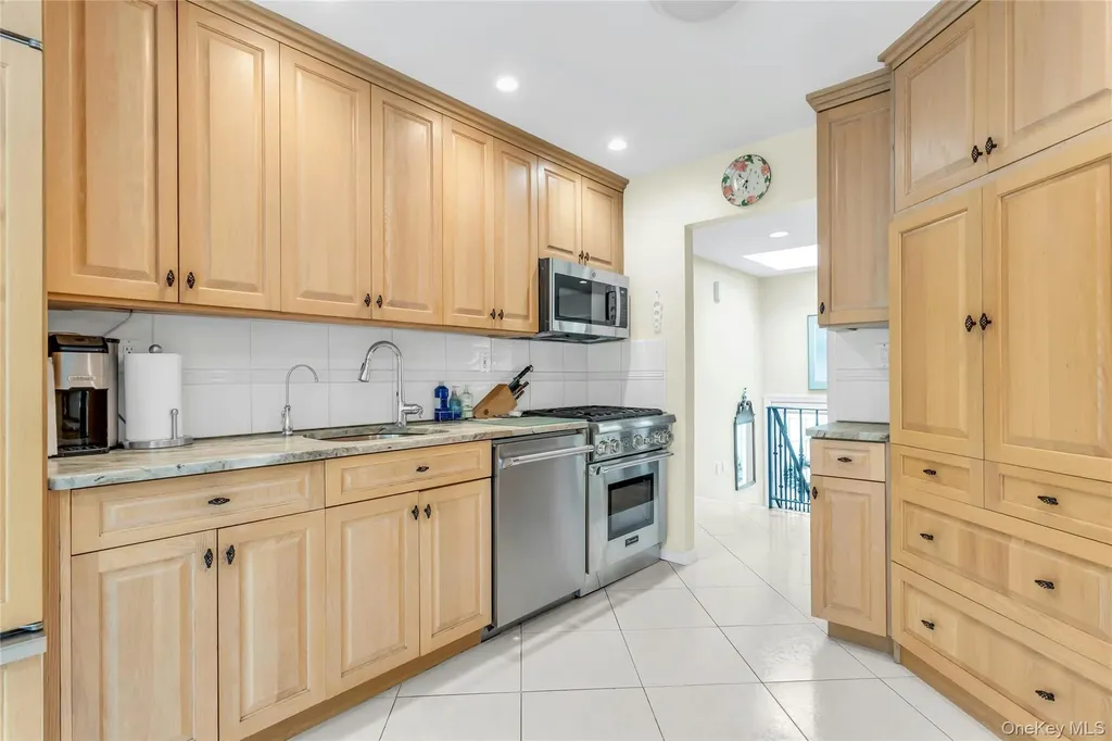 28 Penguin Lane Commack NY 11725
