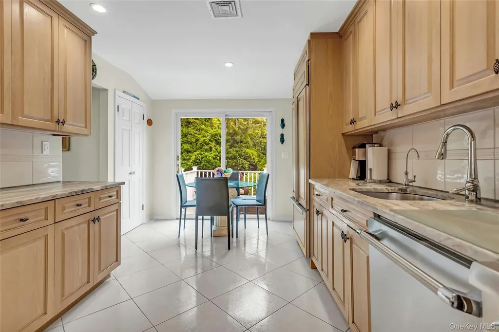28 Penguin Lane Commack NY 11725