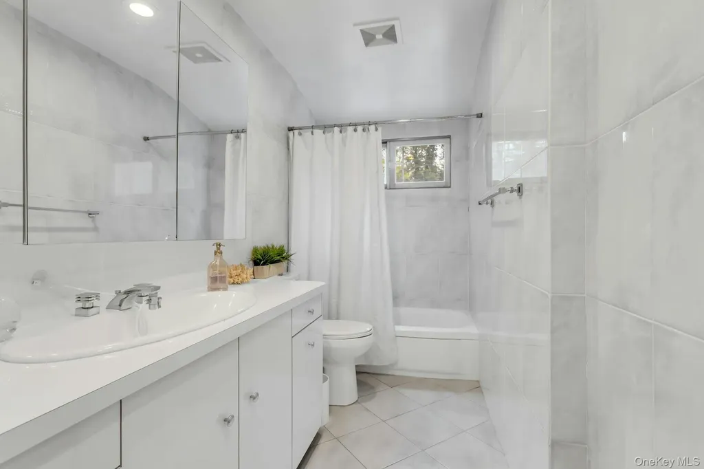 28 Penguin Lane Commack NY 11725