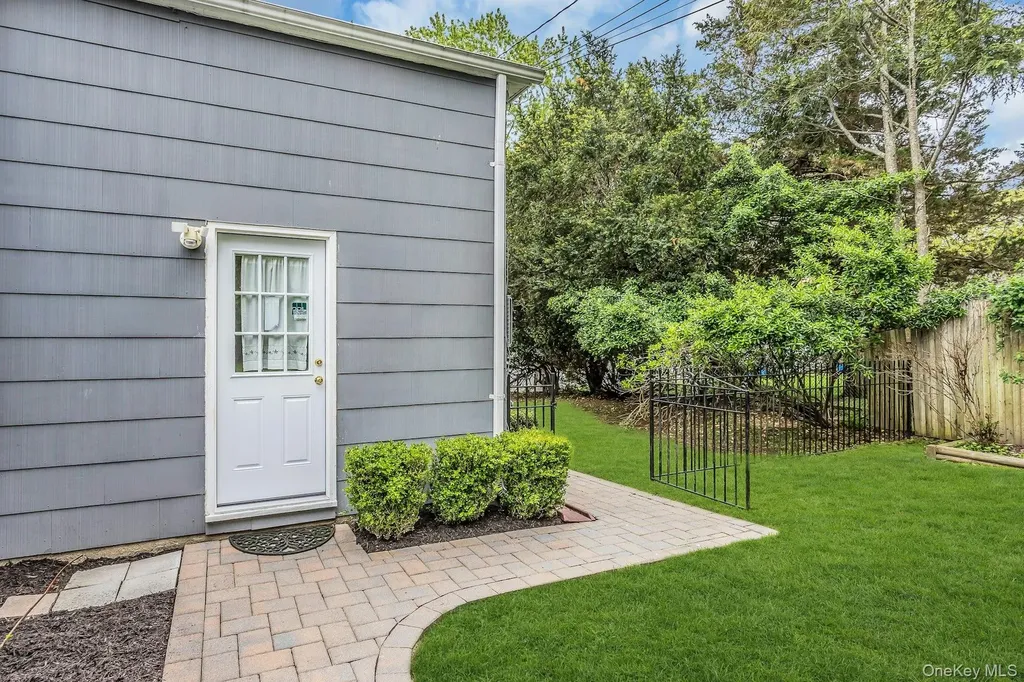 28 Penguin Lane Commack NY 11725