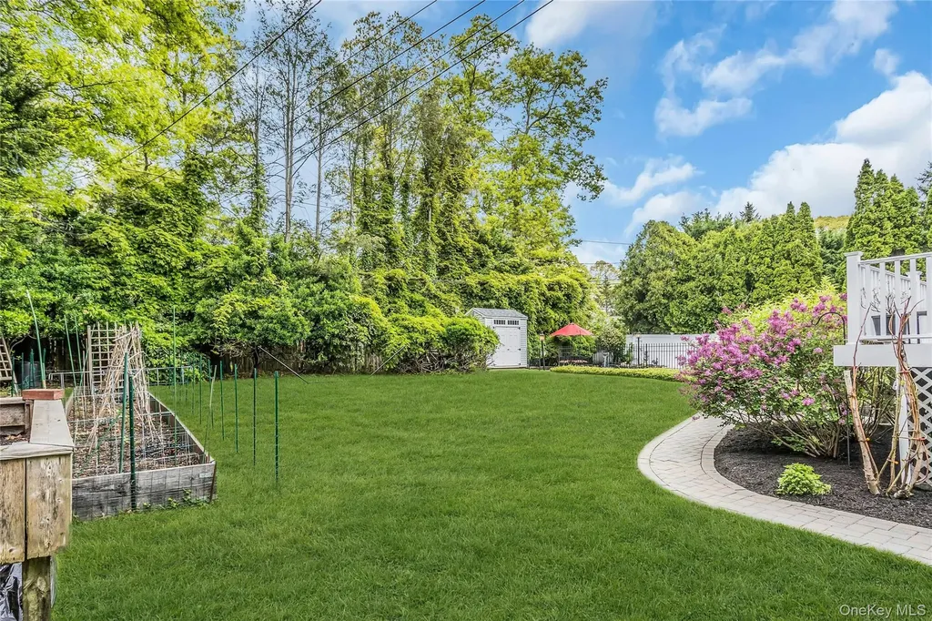 28 Penguin Lane Commack NY 11725