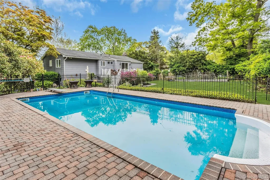 28 Penguin Lane Commack NY 11725