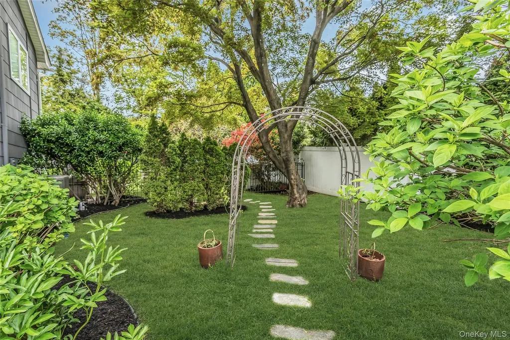 28 Penguin Lane Commack NY 11725
