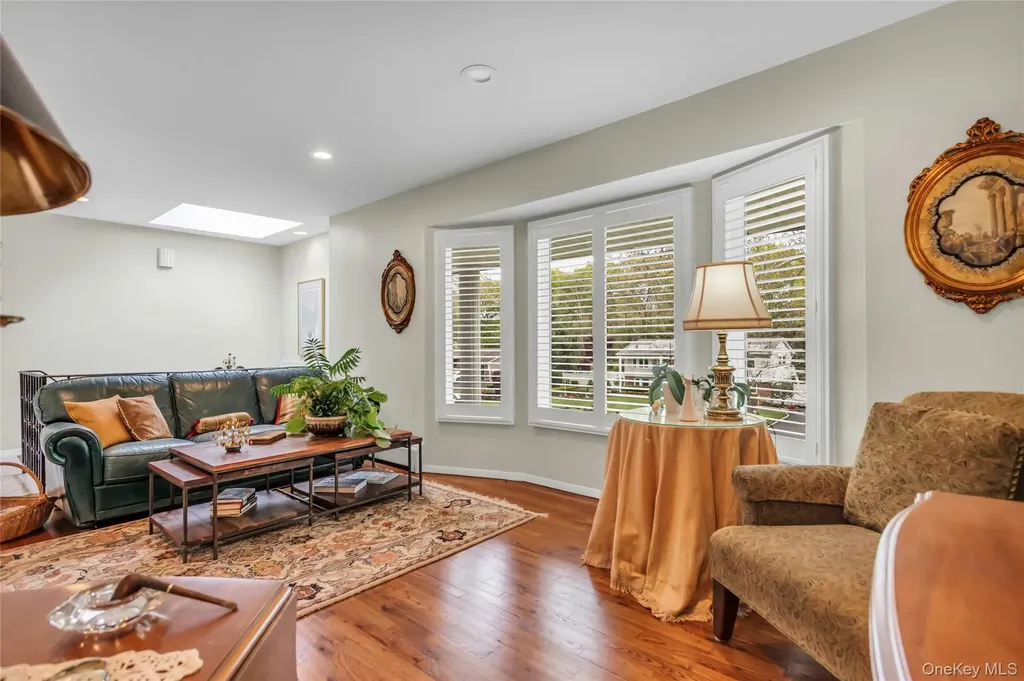 28 Penguin Lane Commack NY 11725